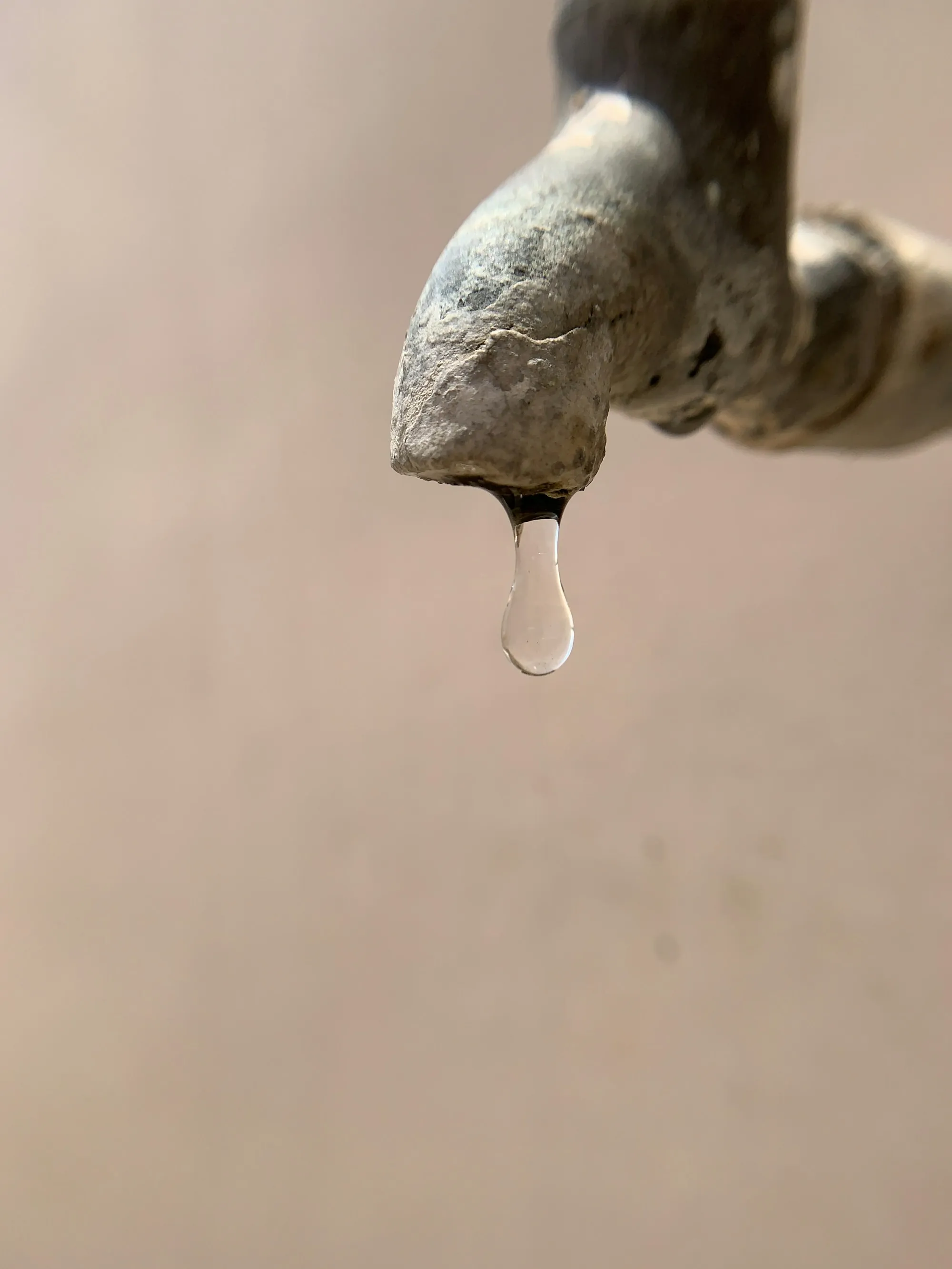 Dripping tap with rust-colored staining